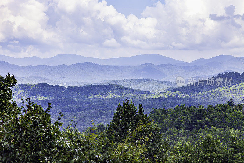 夏季，北卡罗来纳大烟山的阳台景色令人惊叹。大烟山(Great Smoky Mountains)从田纳西州和北卡罗来纳州的边界开始，从那里向美国东南部的东北方向延伸